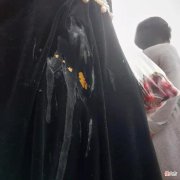 到底谁干的？年轻姑娘在公交车站被人甩了一头502胶水