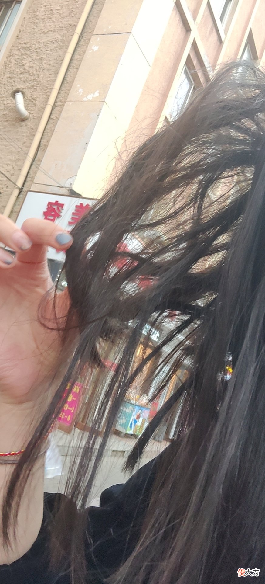 到底谁干的？年轻姑娘在公交车站被人甩了一头502胶水