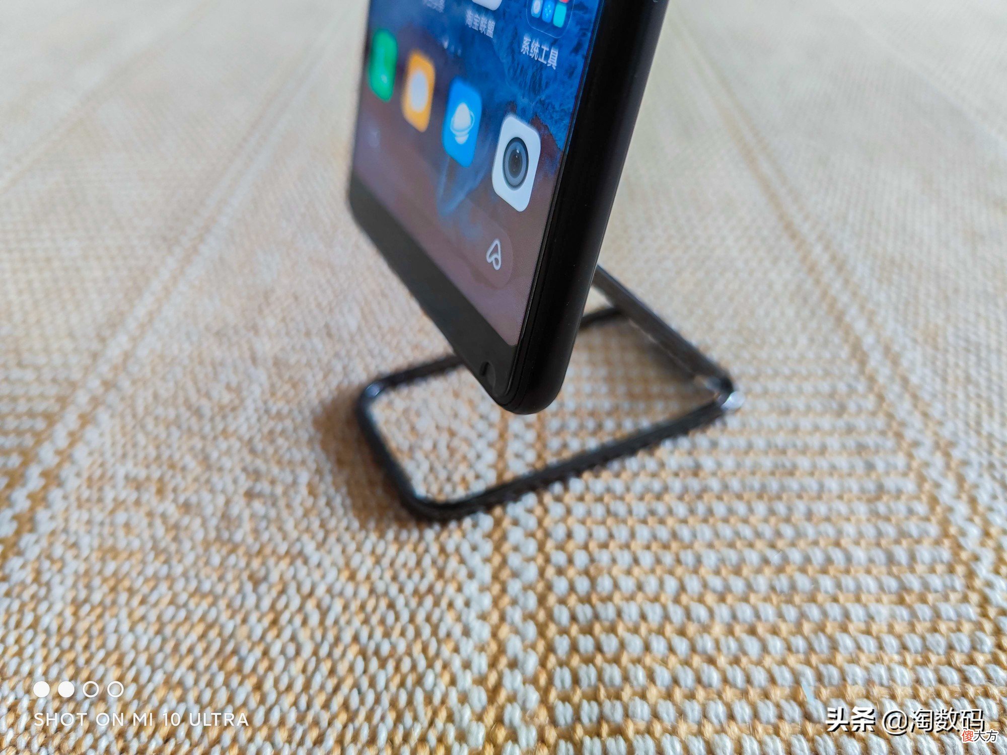 12块钱让你的旧手机变身iMac：国产廉价金属变形手机支架开箱简评