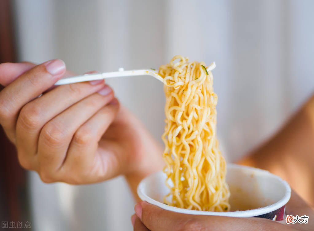 方便面都是防腐剂,吃一包32天才能解毒?吃多了会致癌?医生详解