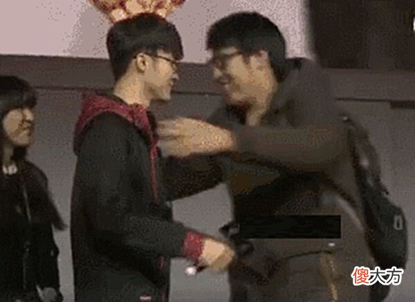 【游戏世界】不愧是萍乡双子星！牙膏力挺左手发表锐评引众怒，光速道歉成小丑