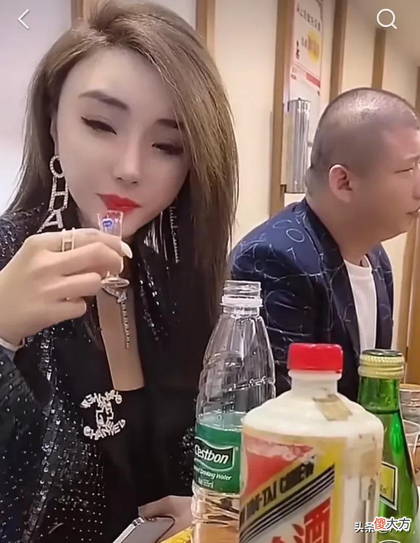 二驴夫妻售卖手机翻车后，高调回归直播，被曝依然不差钱