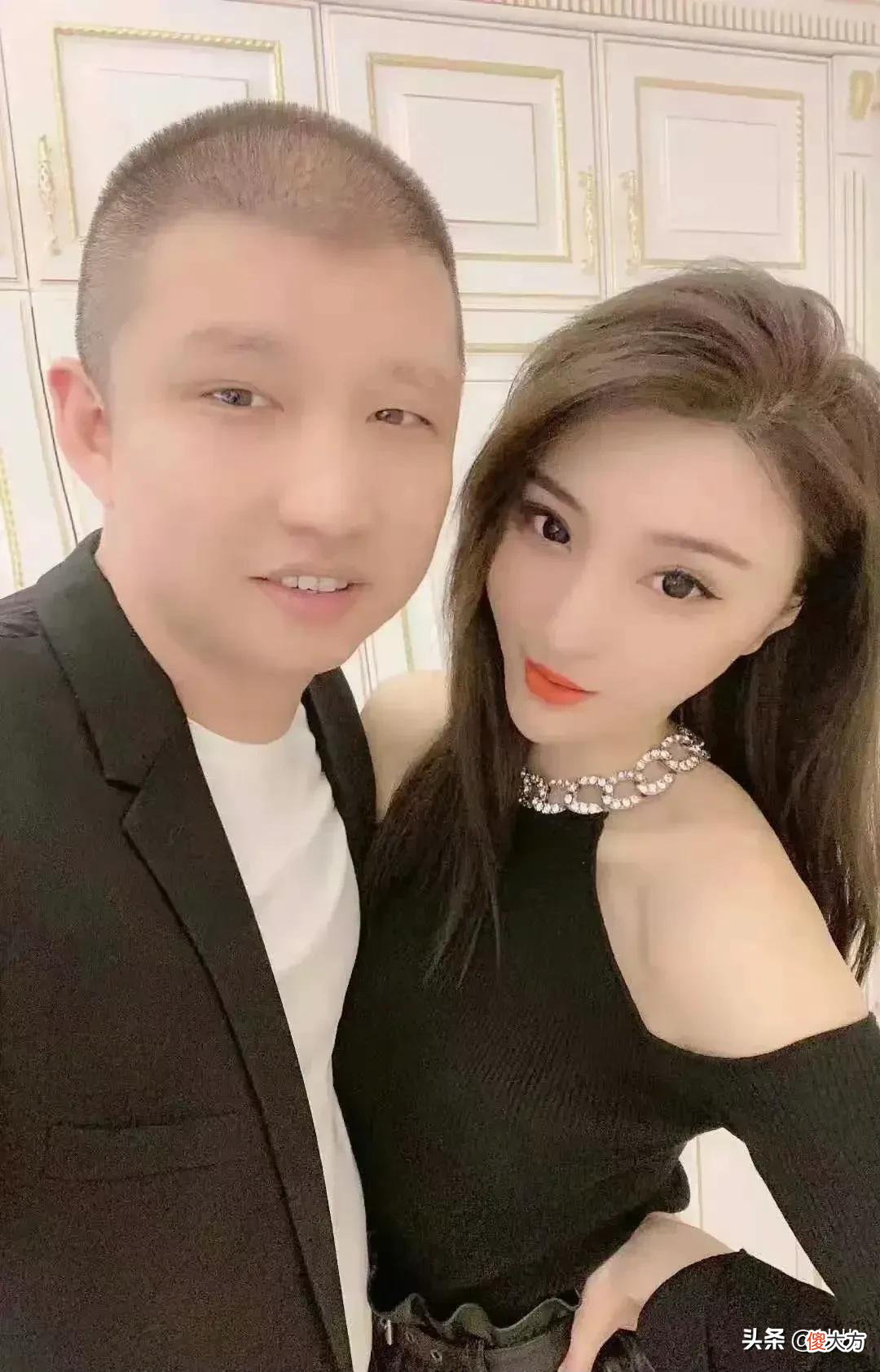 二驴夫妻售卖手机翻车后，高调回归直播，被曝依然不差钱
