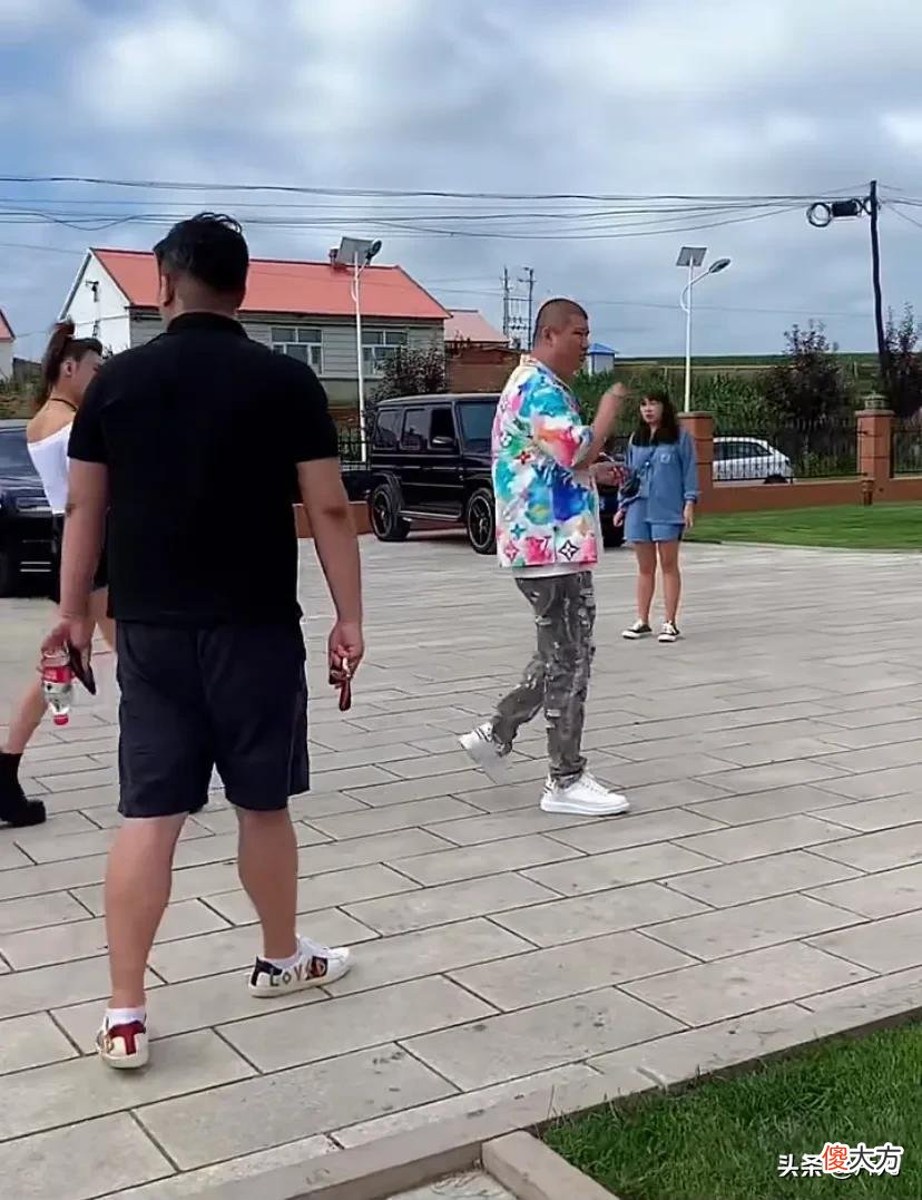 二驴夫妻售卖手机翻车后，高调回归直播，被曝依然不差钱
