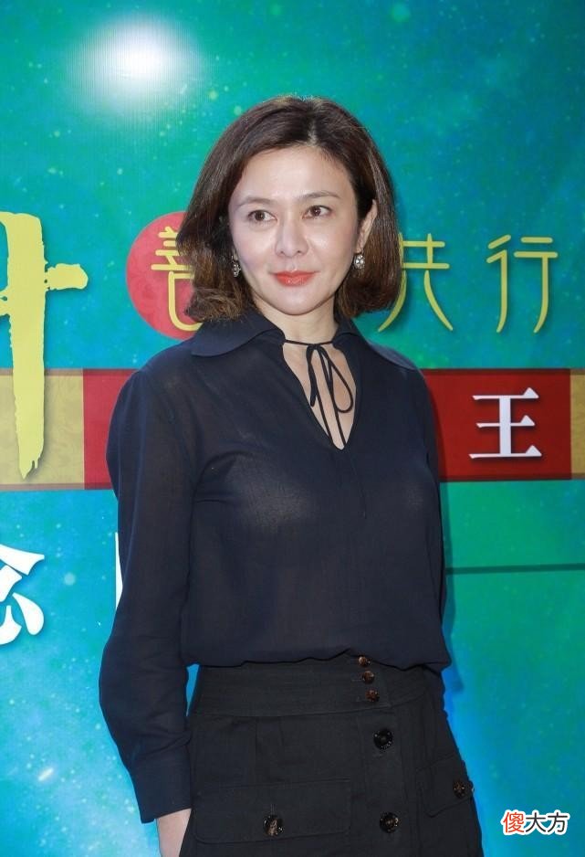 【就爱时尚】关之琳自然老去的样子真美啊，身穿黑色衬衫配黑裙，淡妆好优雅