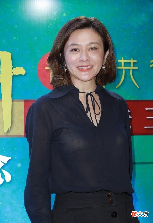 【就爱时尚】关之琳自然老去的样子真美啊，身穿黑色衬衫配黑裙，淡妆好优雅