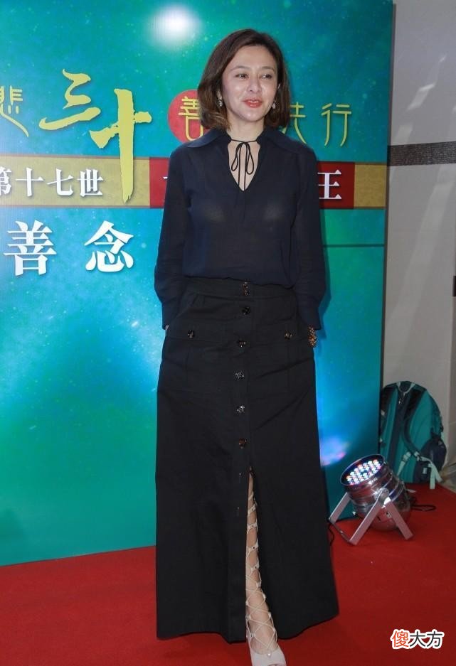 【就爱时尚】关之琳自然老去的样子真美啊，身穿黑色衬衫配黑裙，淡妆好优雅