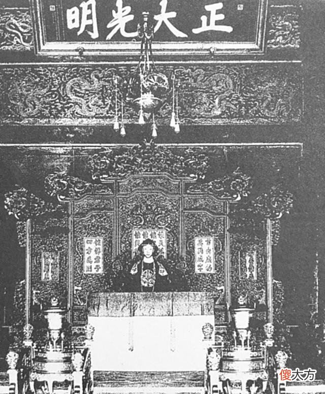 【爱历史】老照片：溥仪端坐“正大光明”下；“失业”出宫的太监，骨相清奇