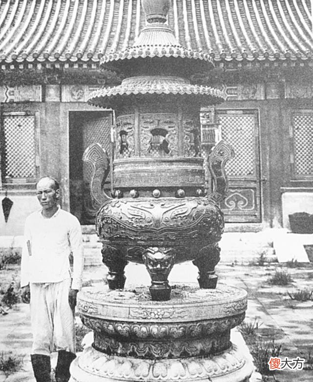 【爱历史】老照片：溥仪端坐“正大光明”下；“失业”出宫的太监，骨相清奇