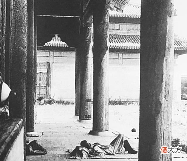 【爱历史】老照片：溥仪端坐“正大光明”下；“失业”出宫的太监，骨相清奇