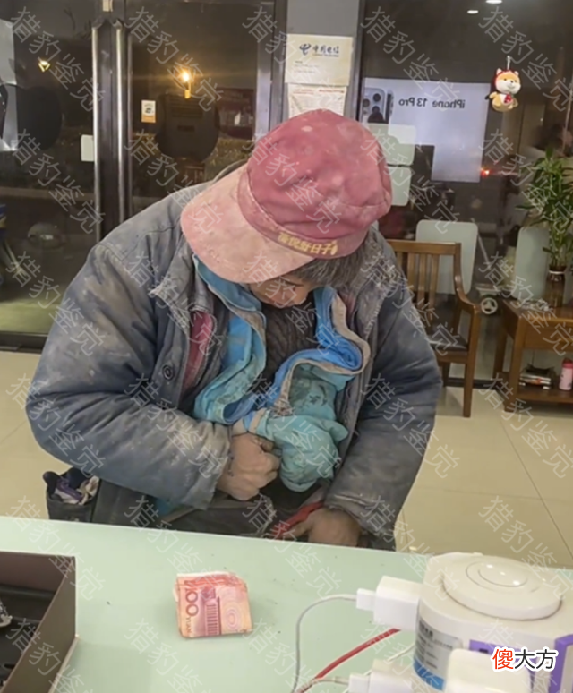 安徽农民工买手机被店主婉拒，遭网友批评后，老板全城寻人送手机