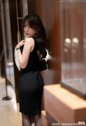 【就爱时尚】黑色无袖的连衣裙，清凉感十足  网纱的点缀恰到好处  性感又不露骨