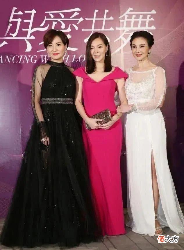 【就爱时尚】郭台铭老婆真贵气，穿裸色纱裙配披肩长发，生过3胎身材仍火辣