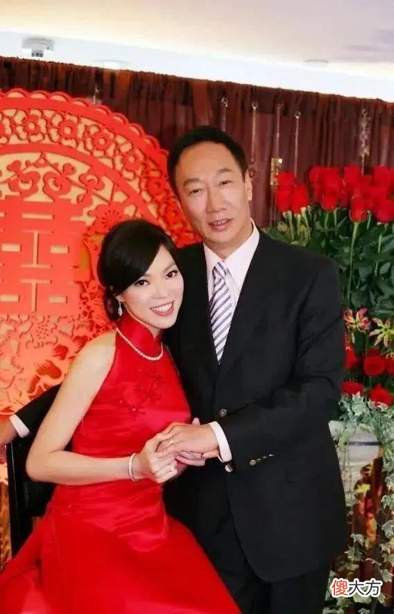 【就爱时尚】郭台铭老婆真贵气，穿裸色纱裙配披肩长发，生过3胎身材仍火辣