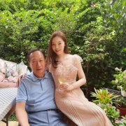 【就爱时尚】郭台铭老婆真贵气，穿裸色纱裙配披肩长发，生过3胎身材仍火辣