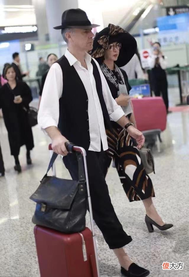 【就爱时尚】金星与外国老公现身机场像走秀，两人穿搭超贵气，戴礼帽很贵妇