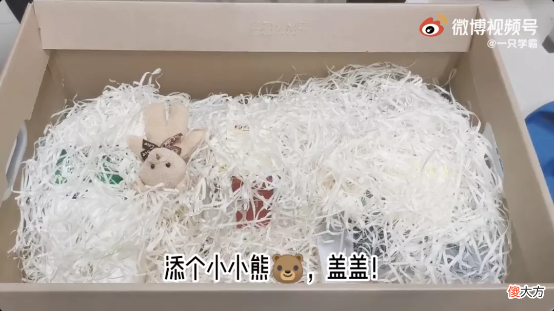 相恋六年的男孩送了一箱拉菲草，网友都急眼了，女孩还不分手