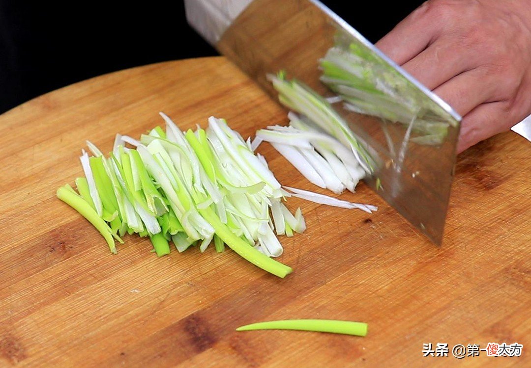 泡辣椒很多人第一步就做错了，难怪保存时间短，厨师长教你如何做