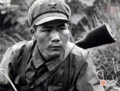 【历史故事】他在对越自卫反击战中牺牲，母亲等了20年，才攒够路费去看他