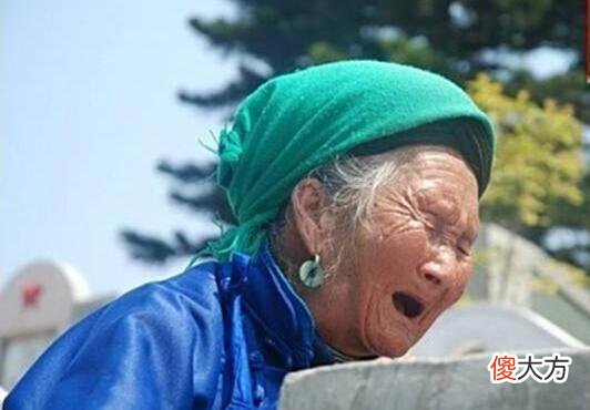 【历史故事】他在对越自卫反击战中牺牲，母亲等了20年，才攒够路费去看他