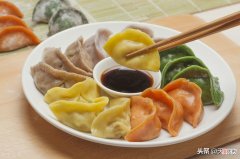 冷冻饺子是冷水下锅还是热水下锅 冷冻饺子应该热水下锅还是冷水下锅