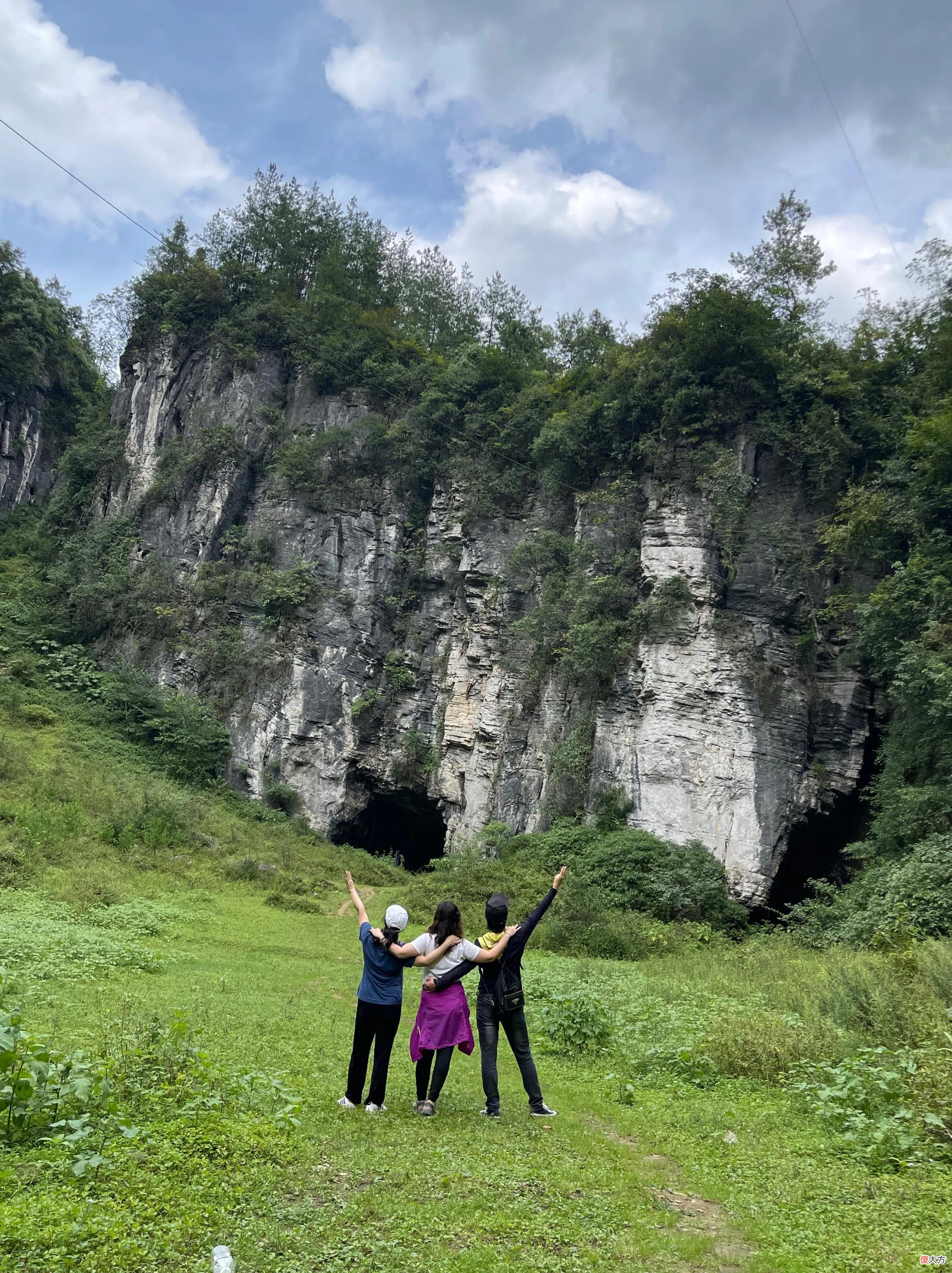 山凹中的一大片绿油油的草地 山坡上有一大片绿油油的草地