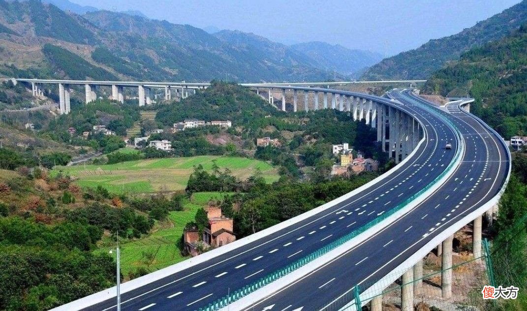 美国人修公路时,预埋的一层轮胎有什么用?中国为何不效仿?