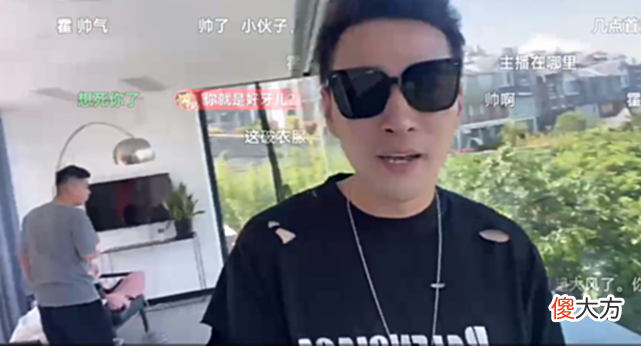 【游戏世界】钱小佳身份升级成大众情人？开播瞬间被“老公”刷屏，有点东西