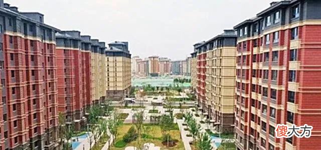 【历史故事】郑州钉子户怒怼开发商:100亿也不拆,专家进屋看后说:真拆不得