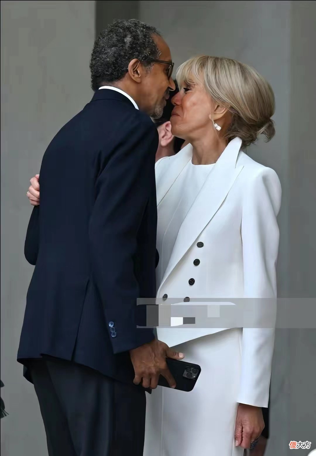 【时尚一点】马克龙就职盛典太热闹！妻子比老妈显老，和继女是同学看着更登对