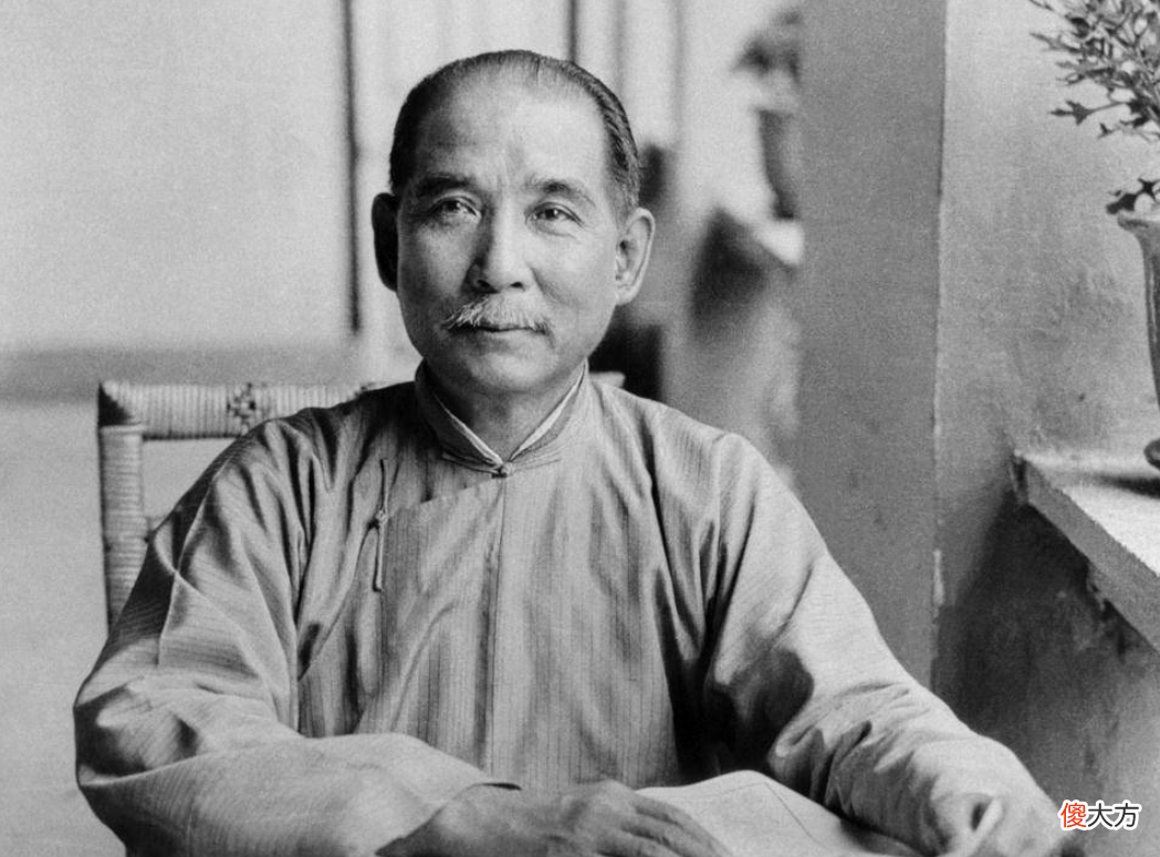 【历史故事】因母亲是妾出殡不让走正门，儿子躺在棺上大喊：今天我死了，出殡