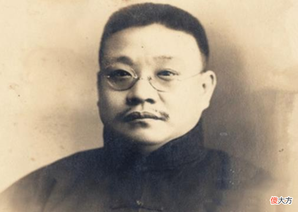 【历史故事】因母亲是妾出殡不让走正门，儿子躺在棺上大喊：今天我死了，出殡