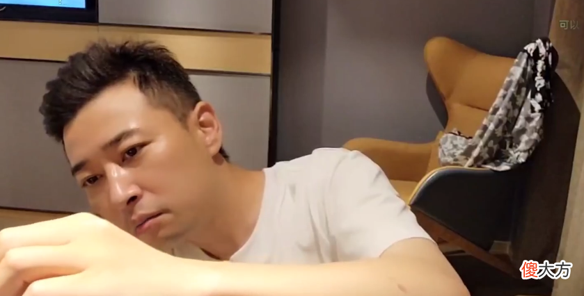 【游戏迷】钱小佳直播挑水泡引网友注意，网友直呼：佳哥算了吧