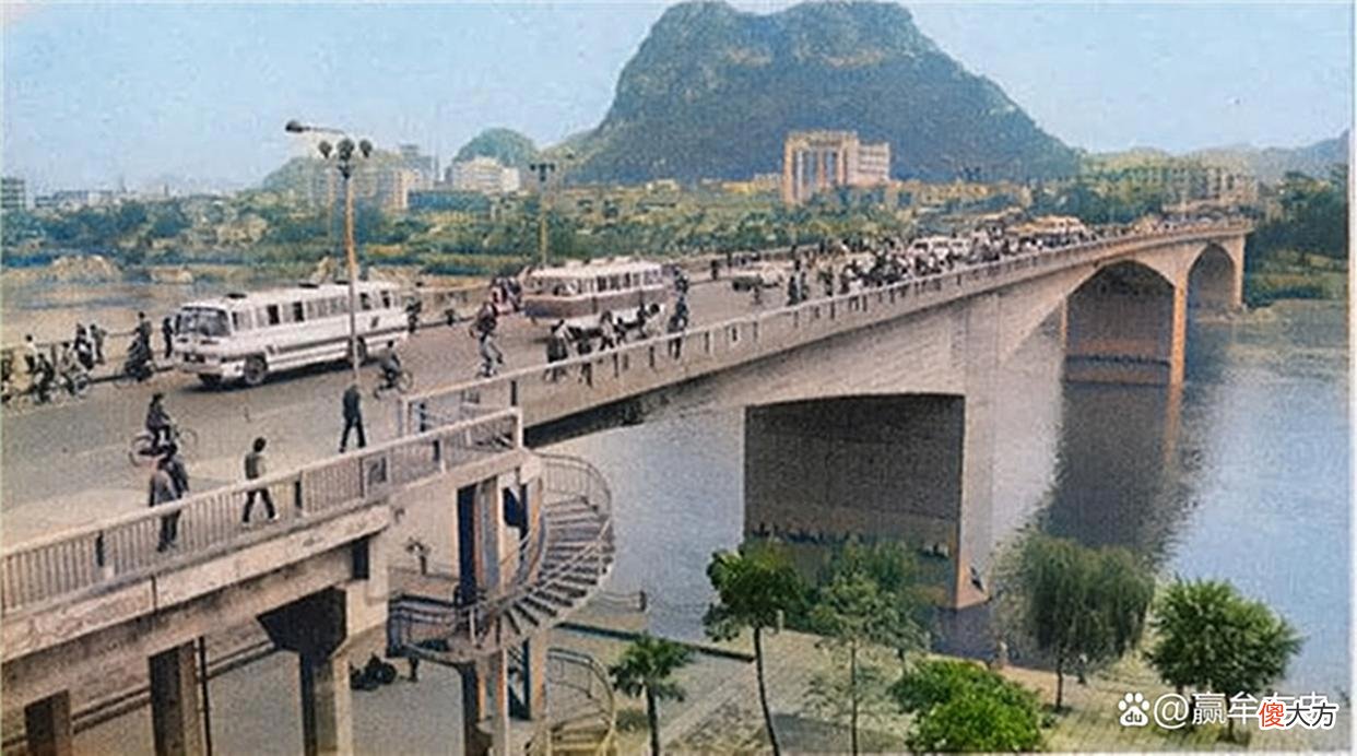 【历史故事】老照片：80年代的广西柳州，柳江大桥、驾鹤市场、立鱼峰、东环路
