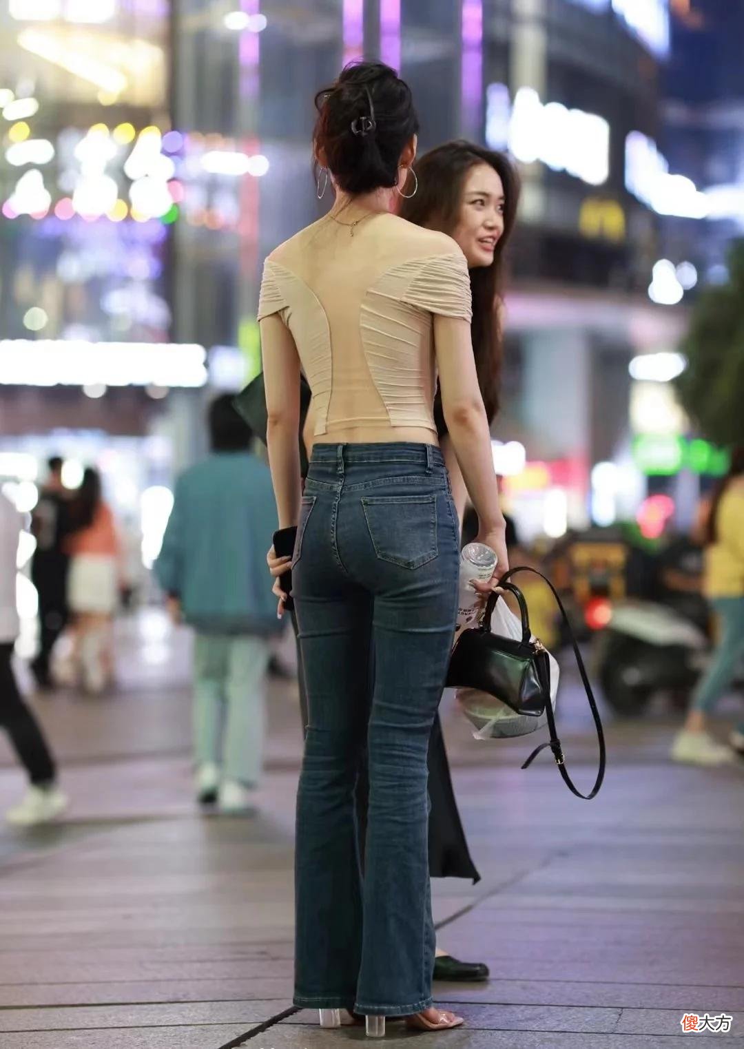 【时尚一点】气场十足的轻熟女神，搭配牛仔裤时尚又帅气，打造出优雅女人范！