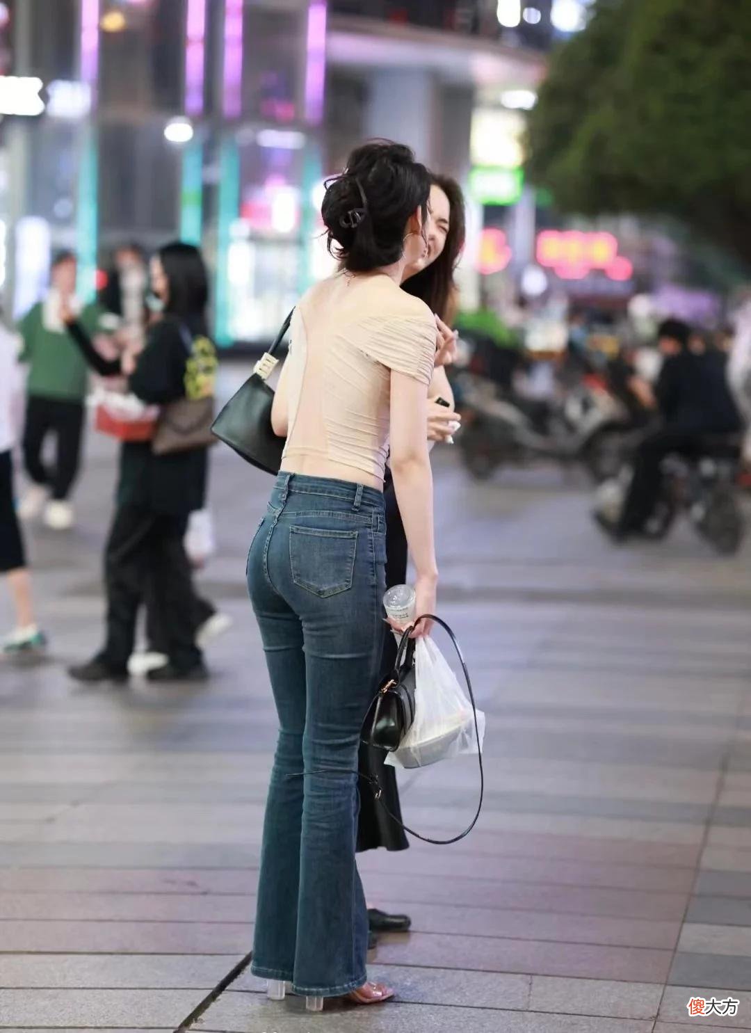 【时尚一点】气场十足的轻熟女神，搭配牛仔裤时尚又帅气，打造出优雅女人范！