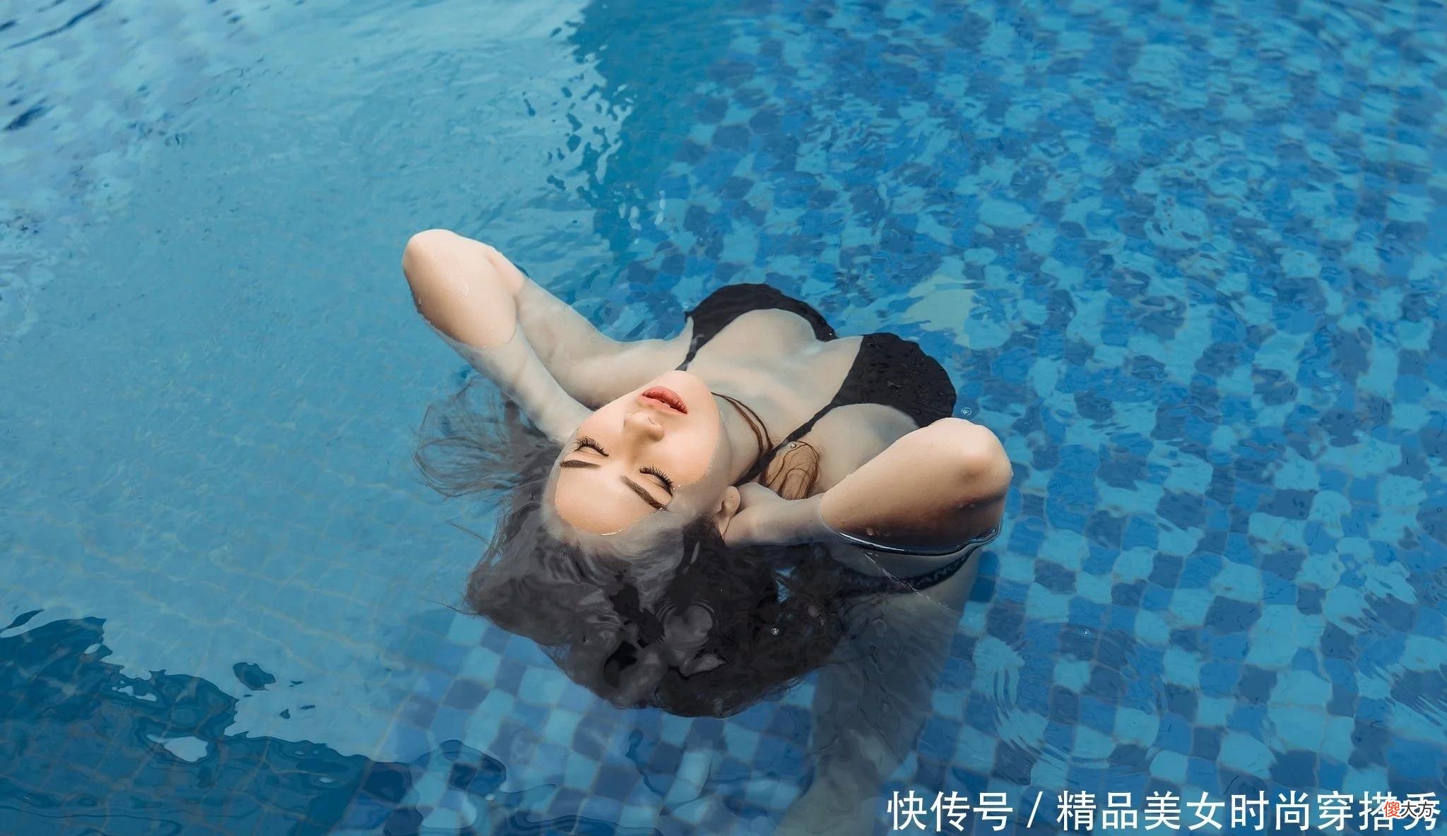 【时尚一点】黑色的比基尼 性感十足 无论是连体的款式 还是分体的设计 都十分的时尚有型