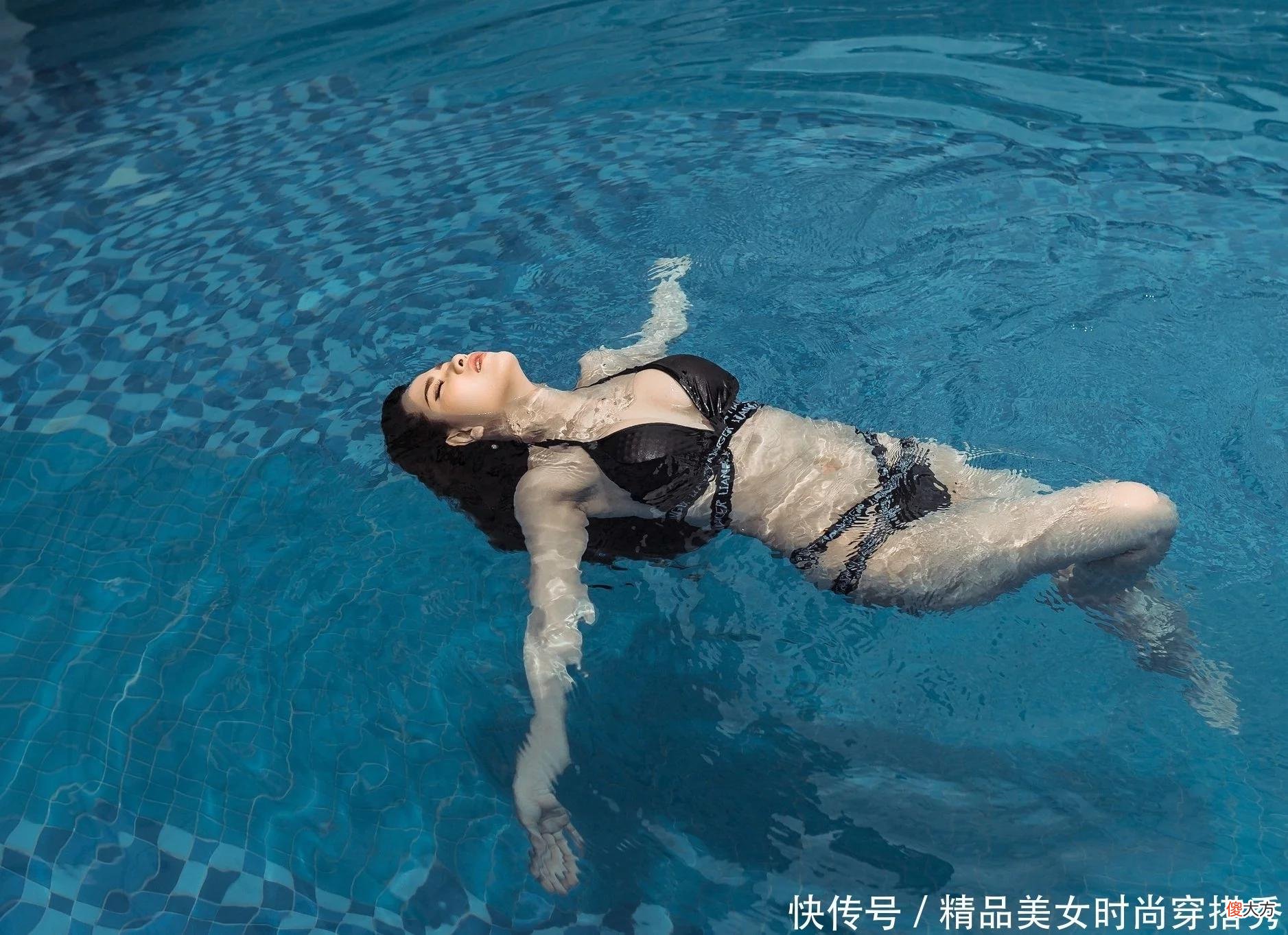 【时尚一点】黑色的比基尼 性感十足 无论是连体的款式 还是分体的设计 都十分的时尚有型