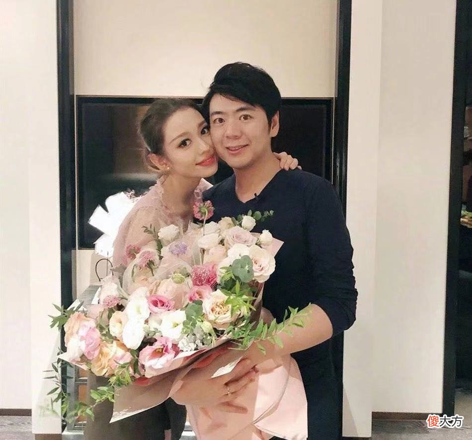 【就爱时尚】郎朗吉娜参加活动！吉娜站众男士身边被挤在身后，不化浓妆认不出