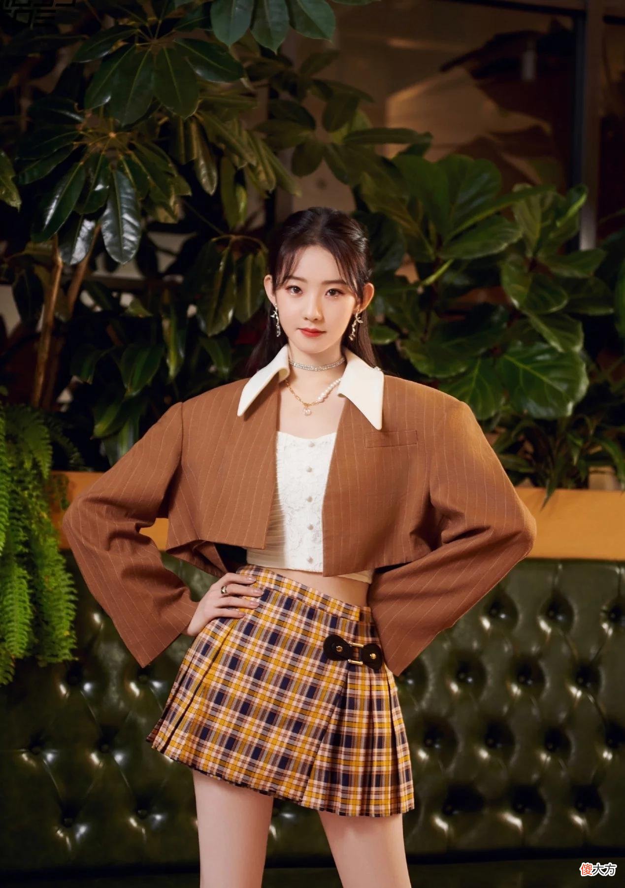 【时尚一点】张艺凡私服真抗打，丝绒露肩装+格纹超短裙好霸气，骑士靴显腿长