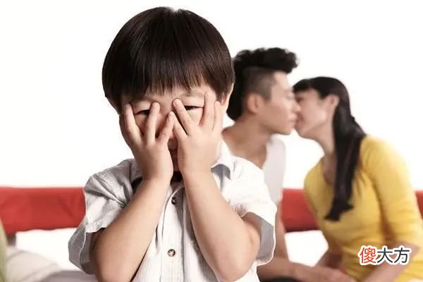 妈妈当儿子面换衣服，儿子一句话，让妈妈焦虑不已