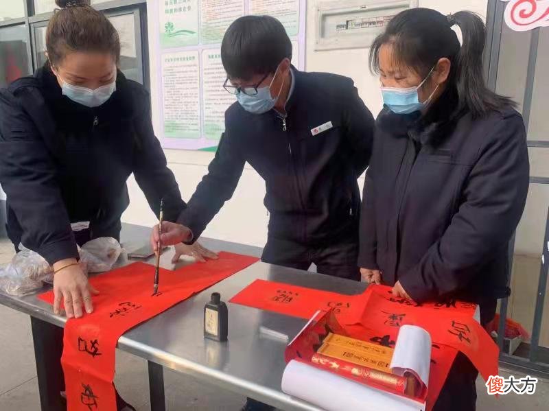 写对联吃灶糖！郑州车长喊来环卫工齐迎小年