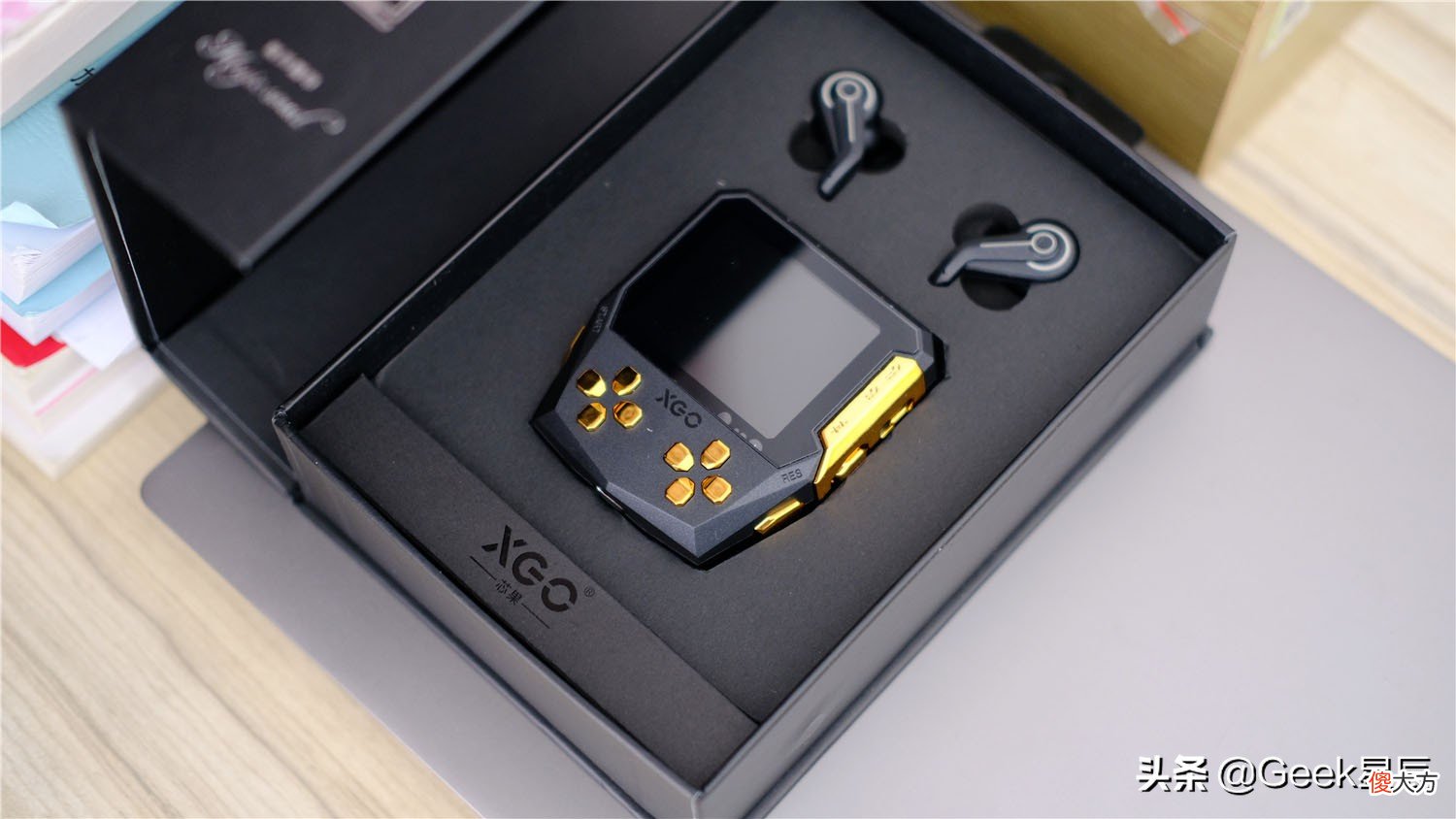 能玩魂斗罗、忍者神龟的充电仓！XGO芯果魔声狮甲游戏耳机体验