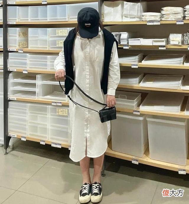 【就爱时尚】夏季,穿白衬衫学学这几种搭法,好看又高级