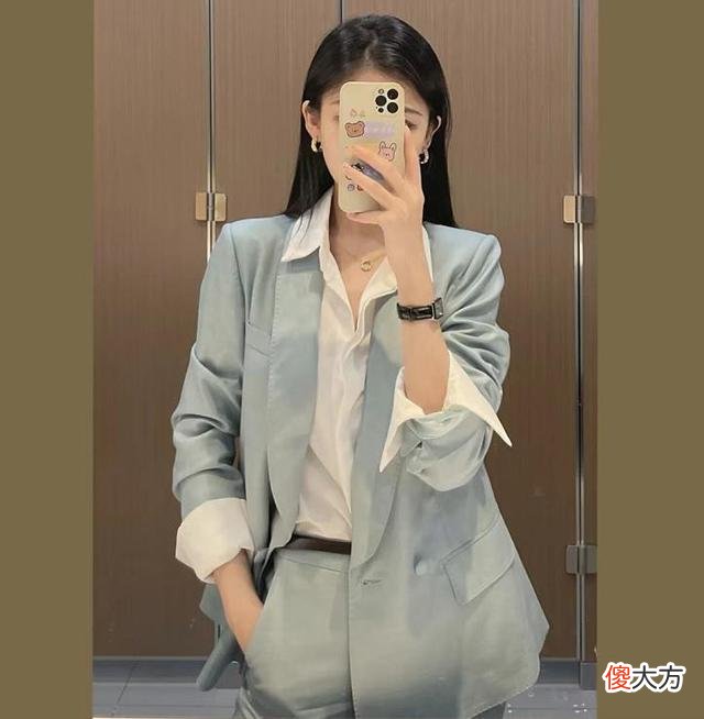 【就爱时尚】夏季,穿白衬衫学学这几种搭法,好看又高级