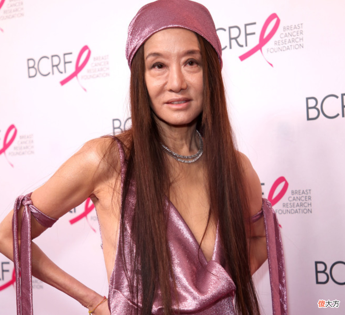 【就爱时尚】72岁婚纱女王现身，身穿深V礼服面部松弛，身材却保持完美！