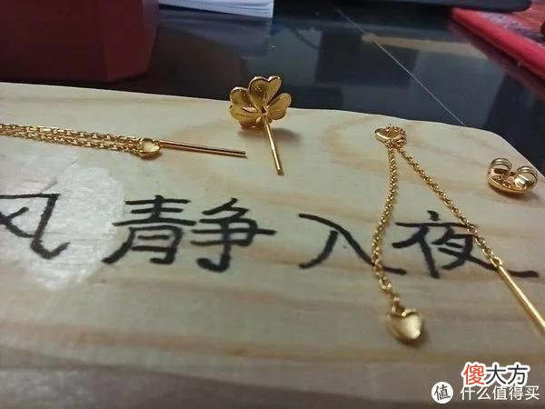 【就爱时尚】日常用品 篇七十八：5月，母亲节在京东上购买的周大福足金黄金耳钉到货开箱及同品类首饰分享。