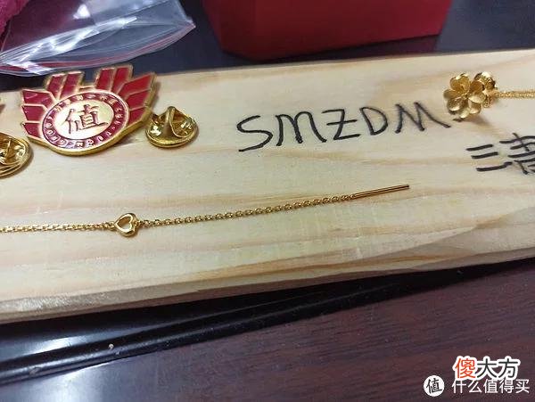 【就爱时尚】日常用品 篇七十八：5月，母亲节在京东上购买的周大福足金黄金耳钉到货开箱及同品类首饰分享。