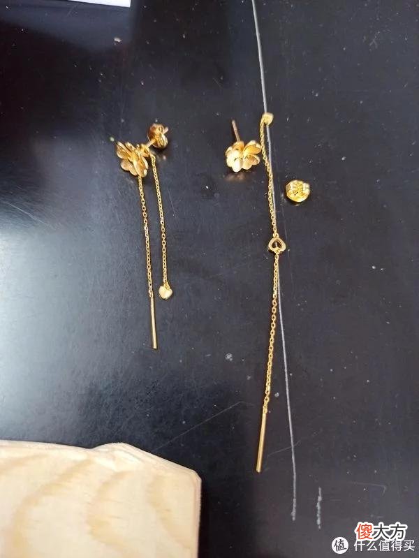 【就爱时尚】日常用品 篇七十八：5月，母亲节在京东上购买的周大福足金黄金耳钉到货开箱及同品类首饰分享。