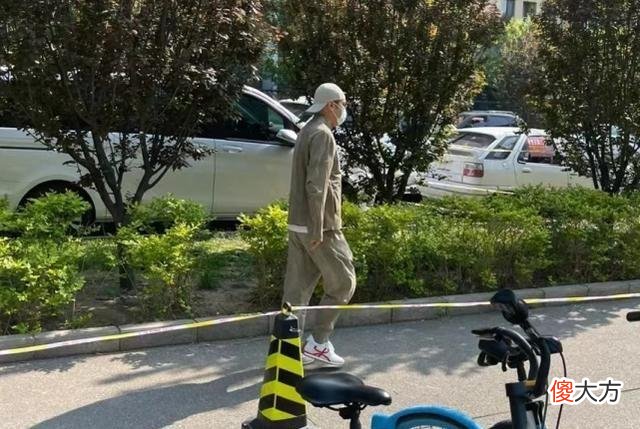 【时尚一点】51岁于和伟罕见被偶遇！做核酸打扮得像走秀，反戴鸭舌帽帅过小鲜肉